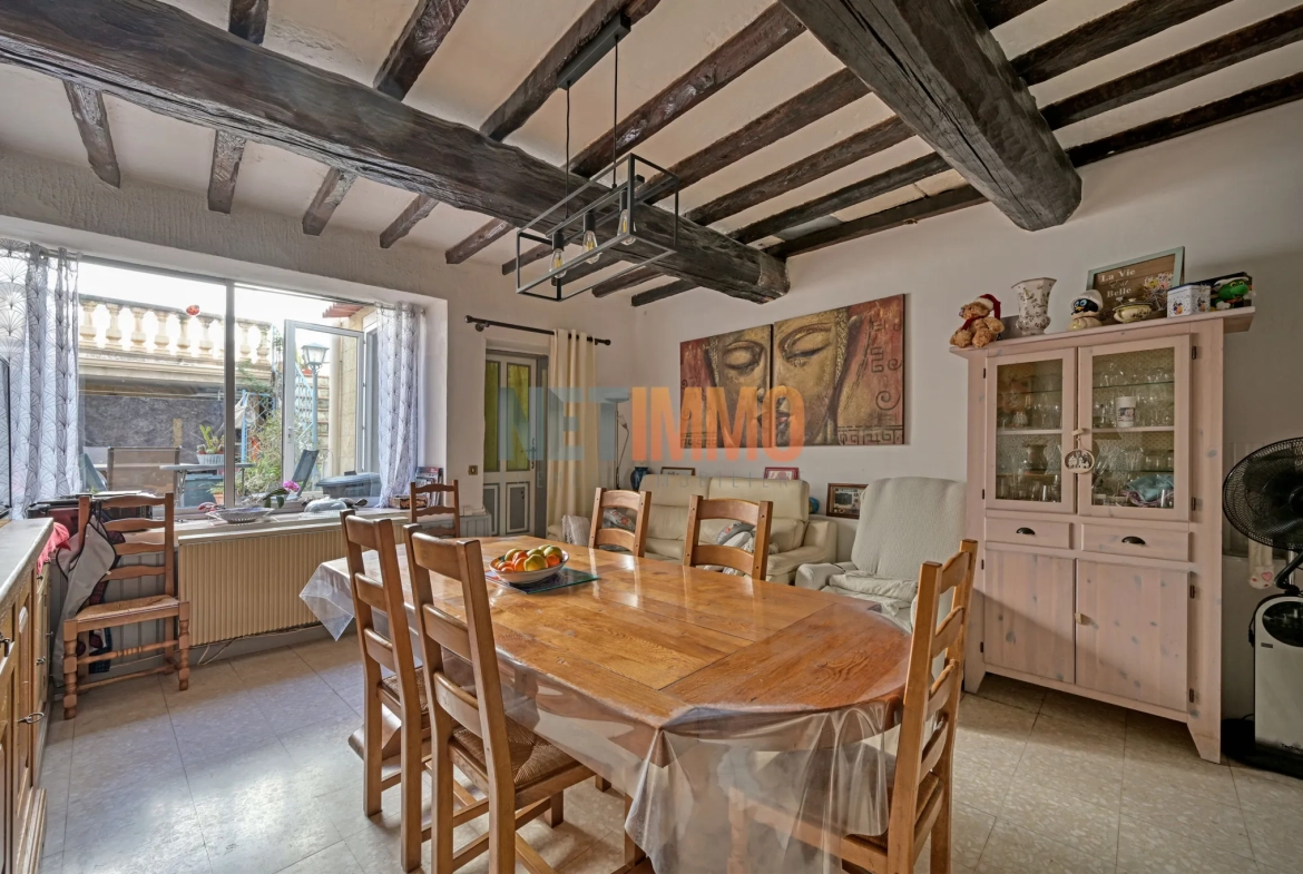 Charmante maison de village à Vauvert avec cour et équipements modernes 