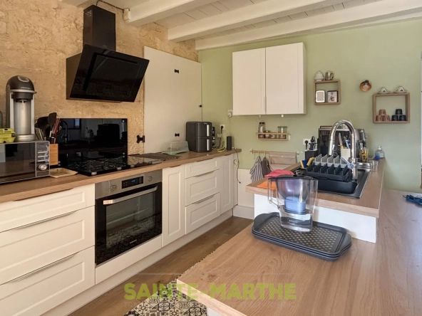 Maison 4 pièces à vendre à Magne, secteur église, avec cour et pergola 