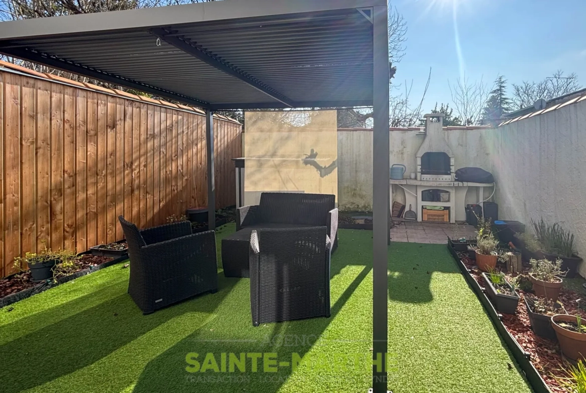 Maison 4 pièces à vendre à Magne, secteur église, avec cour et pergola 