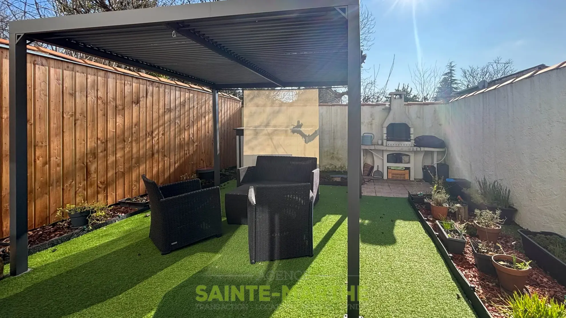 Maison 4 pièces à vendre à Magne, secteur église, avec cour et pergola 