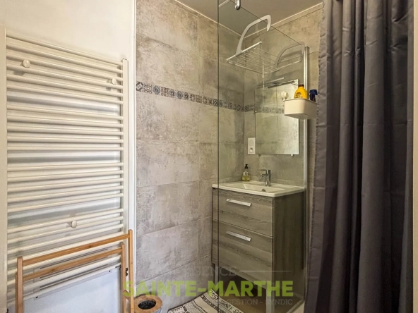 Maison 4 pièces à vendre à Magne, secteur église, avec cour et pergola 