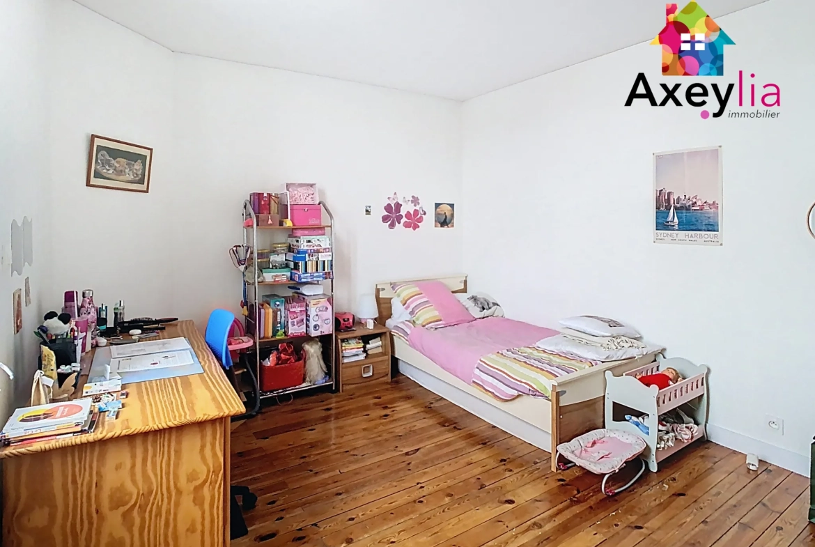 Appartement T6 rénové de 165 m² au Coteau avec cave et proximité commodités 