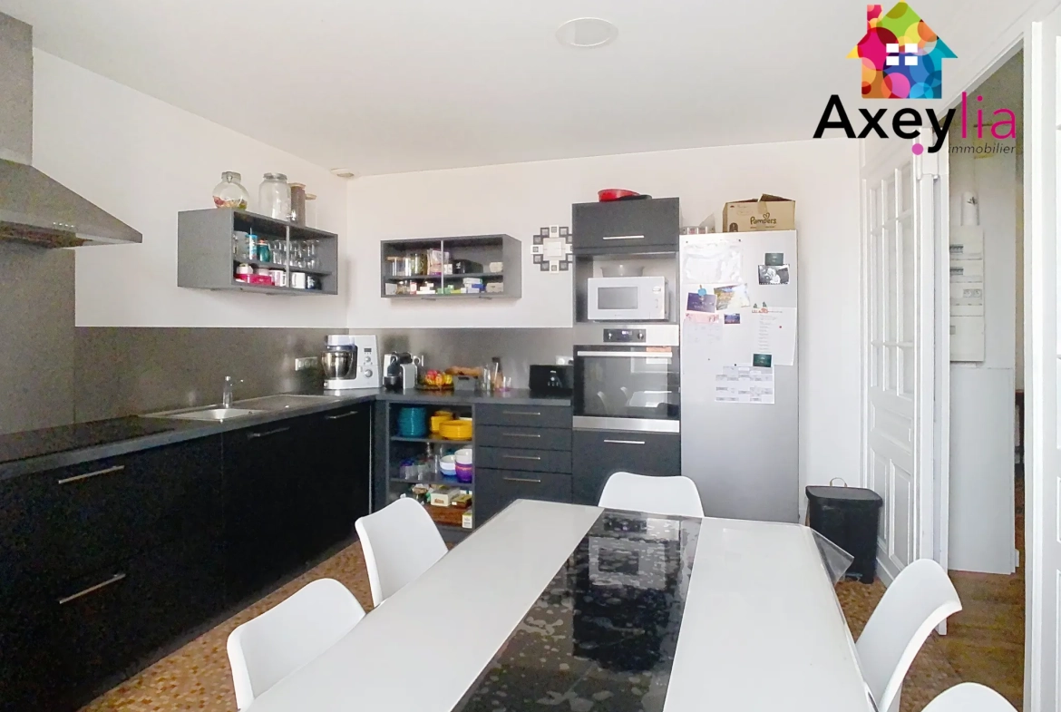 Appartement T6 rénové de 165 m² au Coteau avec cave et proximité commodités 