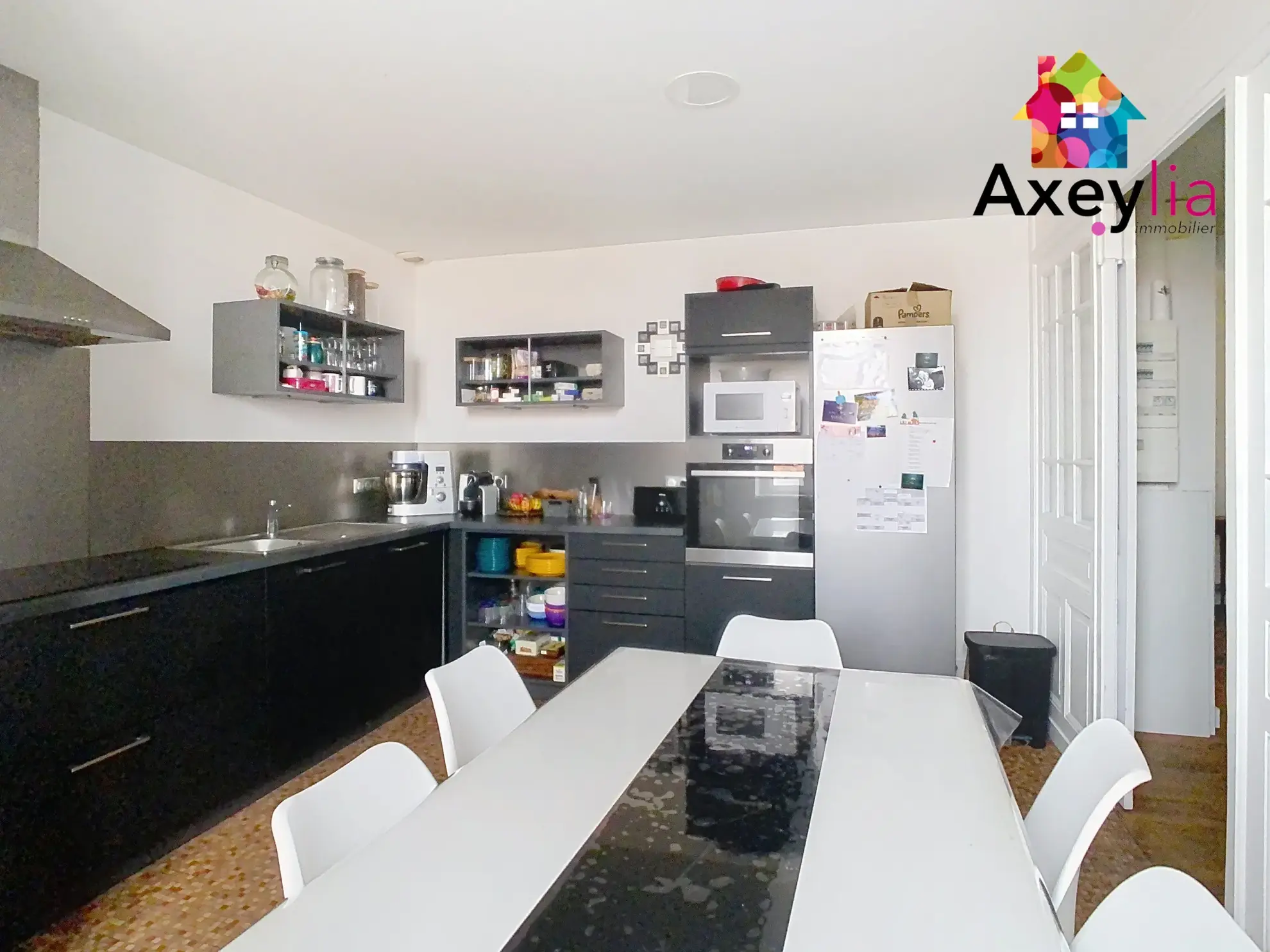 Appartement T6 rénové de 165 m² au Coteau avec cave et proximité commodités 
