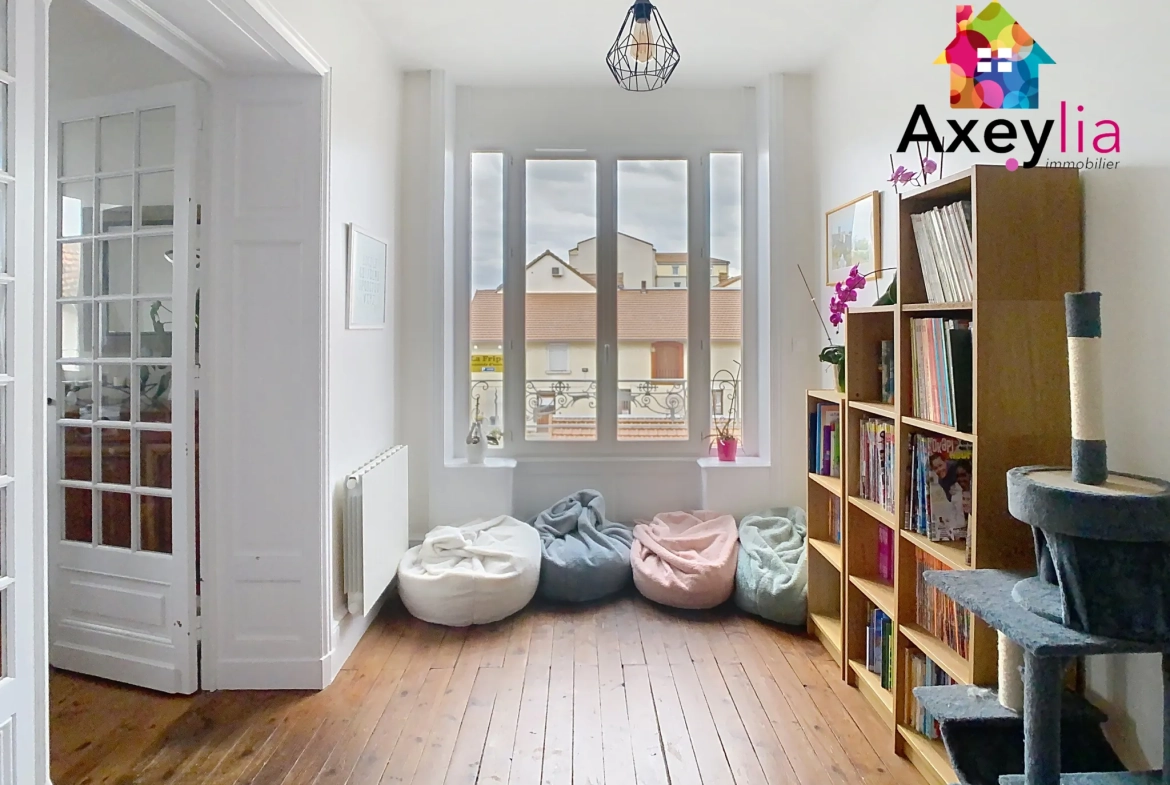 Appartement T6 rénové de 165 m² au Coteau avec cave et proximité commodités 