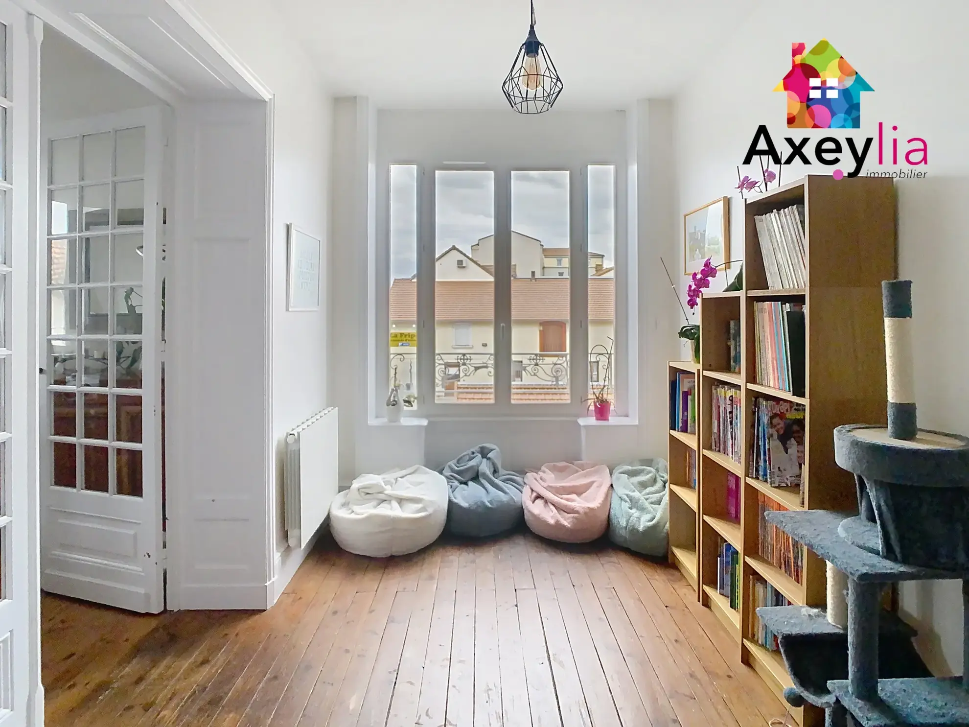 Appartement T6 rénové de 165 m² au Coteau avec cave et proximité commodités 