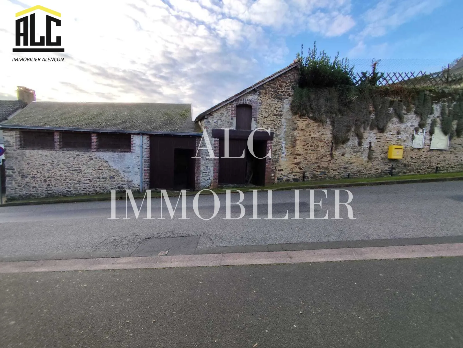 Maison de 45 m² à Douillet en Sarthe avec garage et terrain 