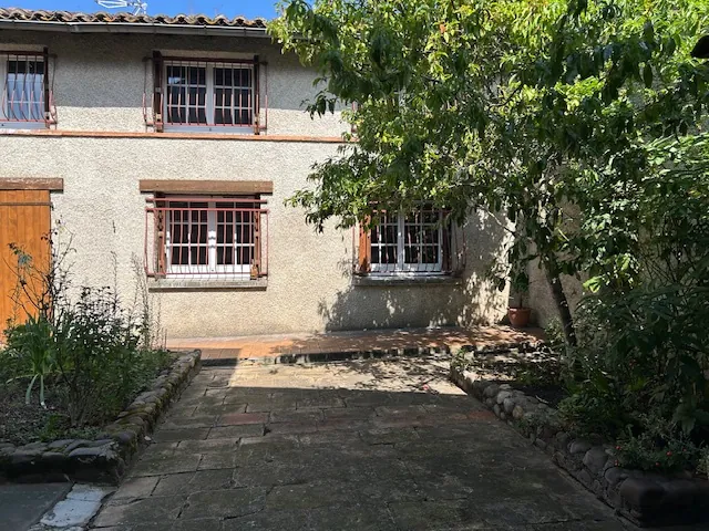 Opportunité immobilière à Leguevin : 2 maisons, garages et terrains à rénover 