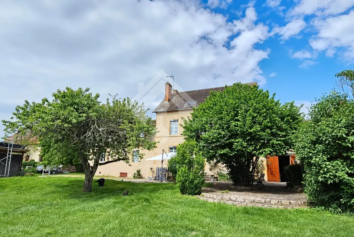 Maison de caractère de 260 m² avec terrain à Vaumas, proche Parc Le Pal 