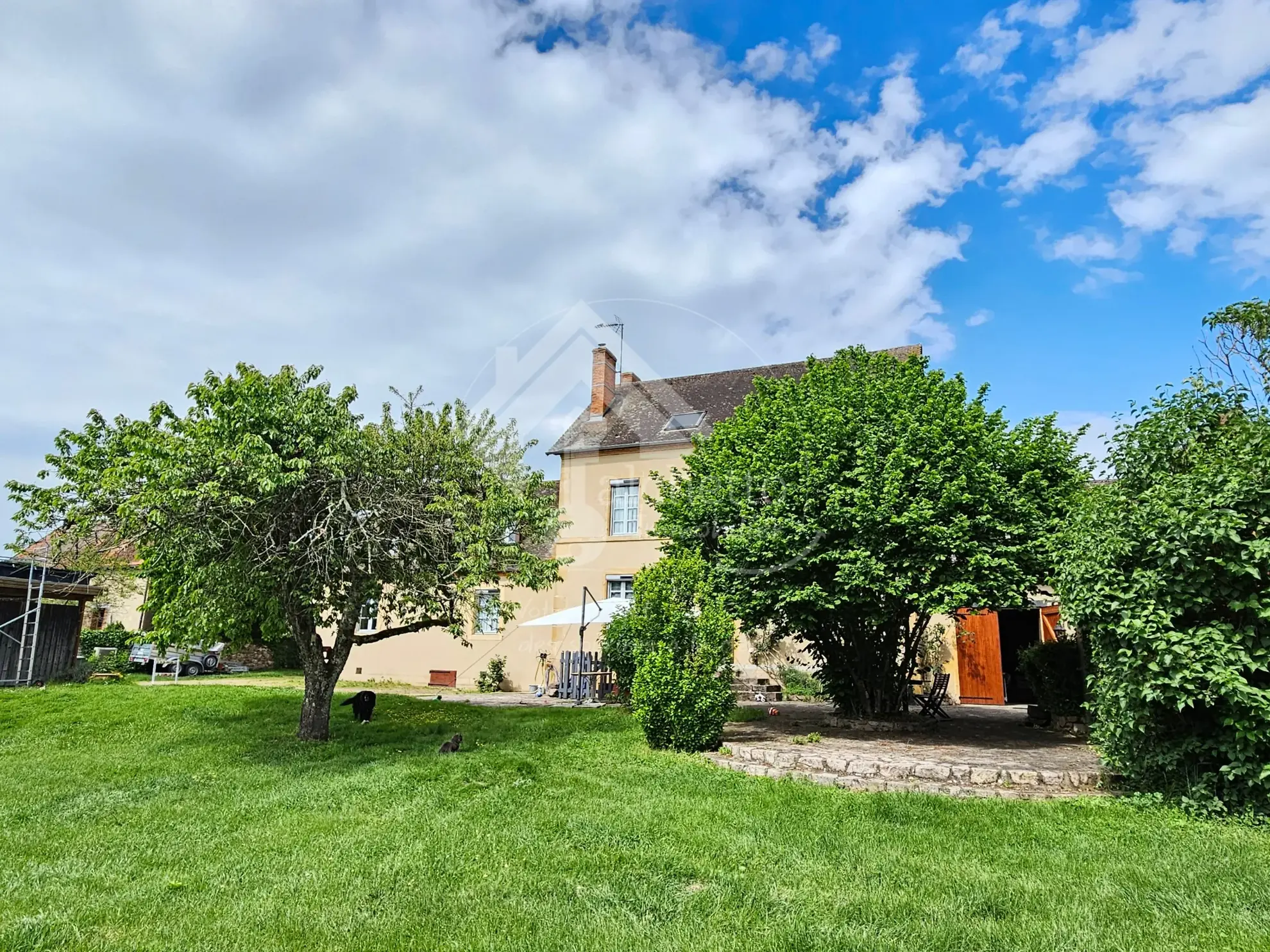 Maison de caractère de 260 m² avec terrain à Vaumas, proche Parc Le Pal 