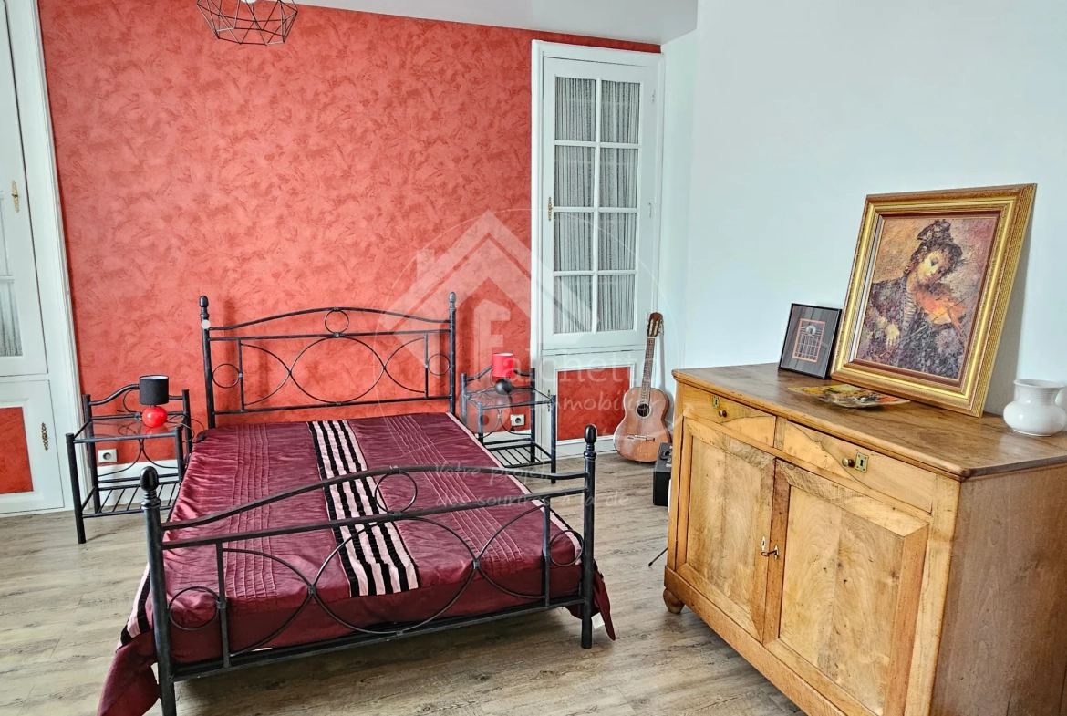 Maison de caractère de 260 m² avec terrain à Vaumas, proche Parc Le Pal 