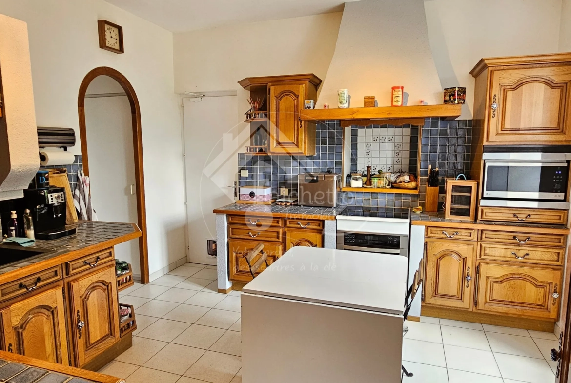 Maison de caractère de 260 m² avec terrain à Vaumas, proche Parc Le Pal 