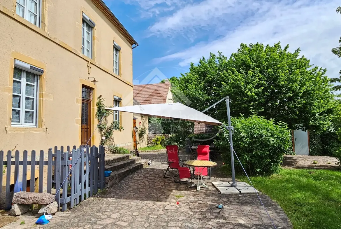 Maison de caractère de 260 m² avec terrain à Vaumas, proche Parc Le Pal 