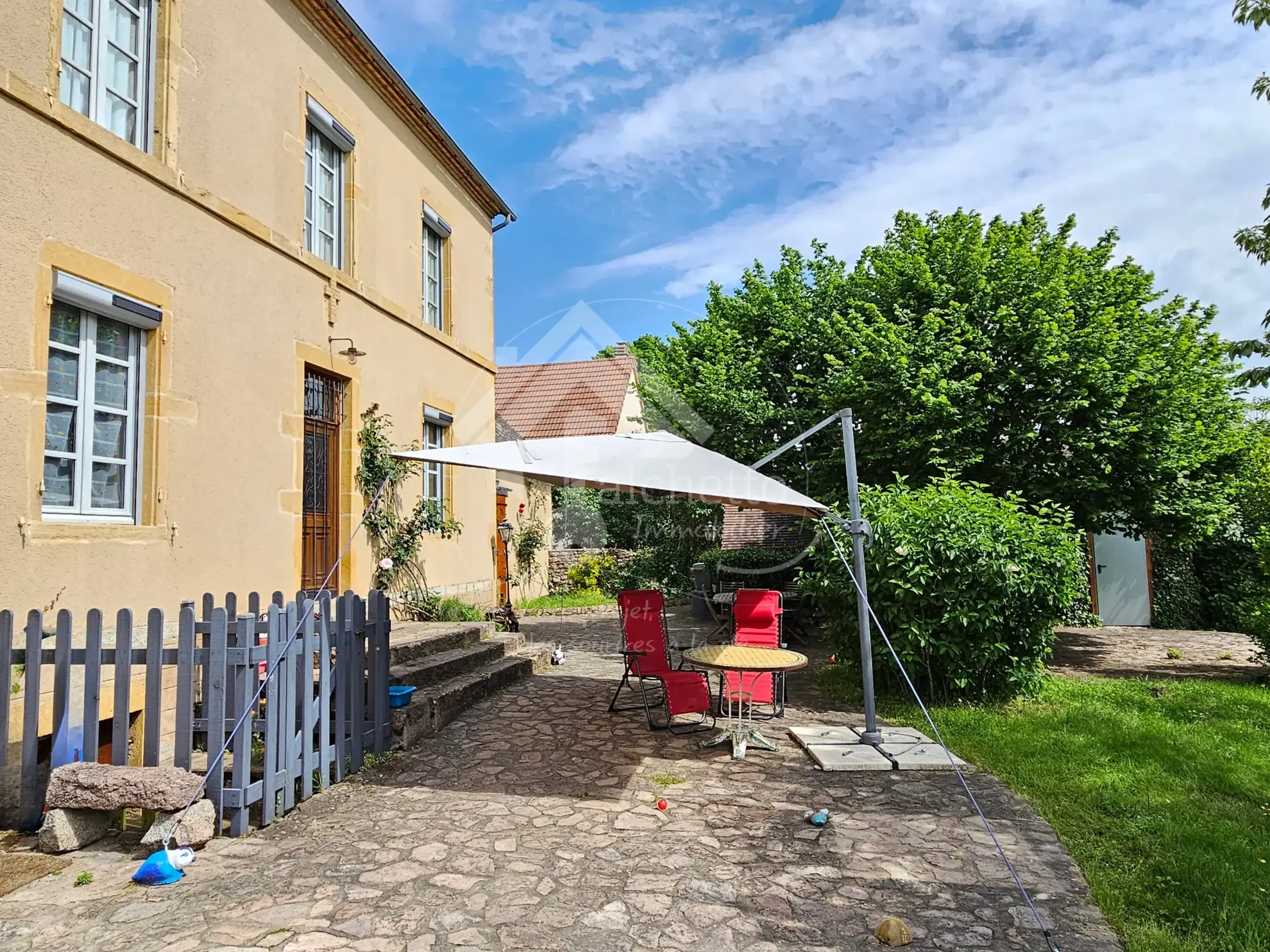Maison de caractère de 260 m² avec terrain à Vaumas, proche Parc Le Pal 