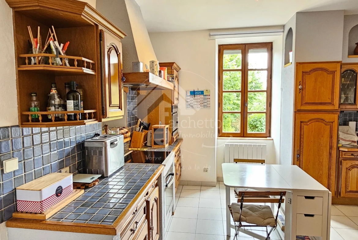 Maison de caractère de 260 m² avec terrain à Vaumas, proche Parc Le Pal 