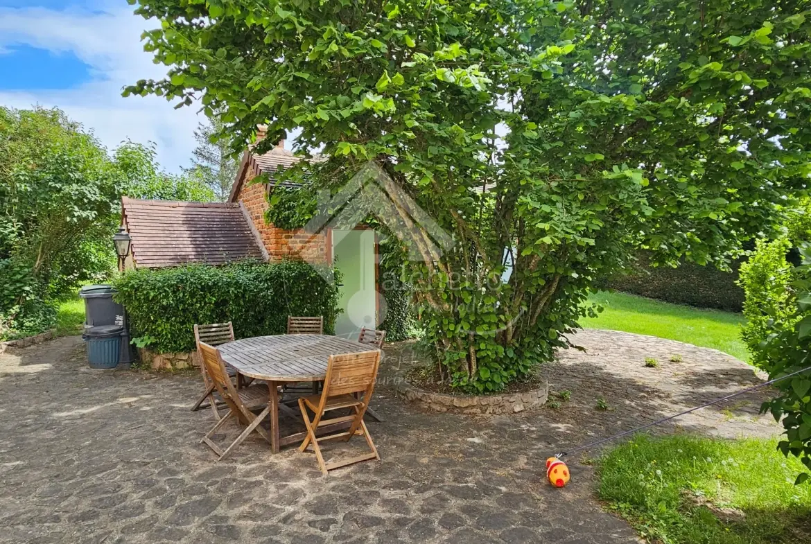 Maison de caractère de 260 m² avec terrain à Vaumas, proche Parc Le Pal 