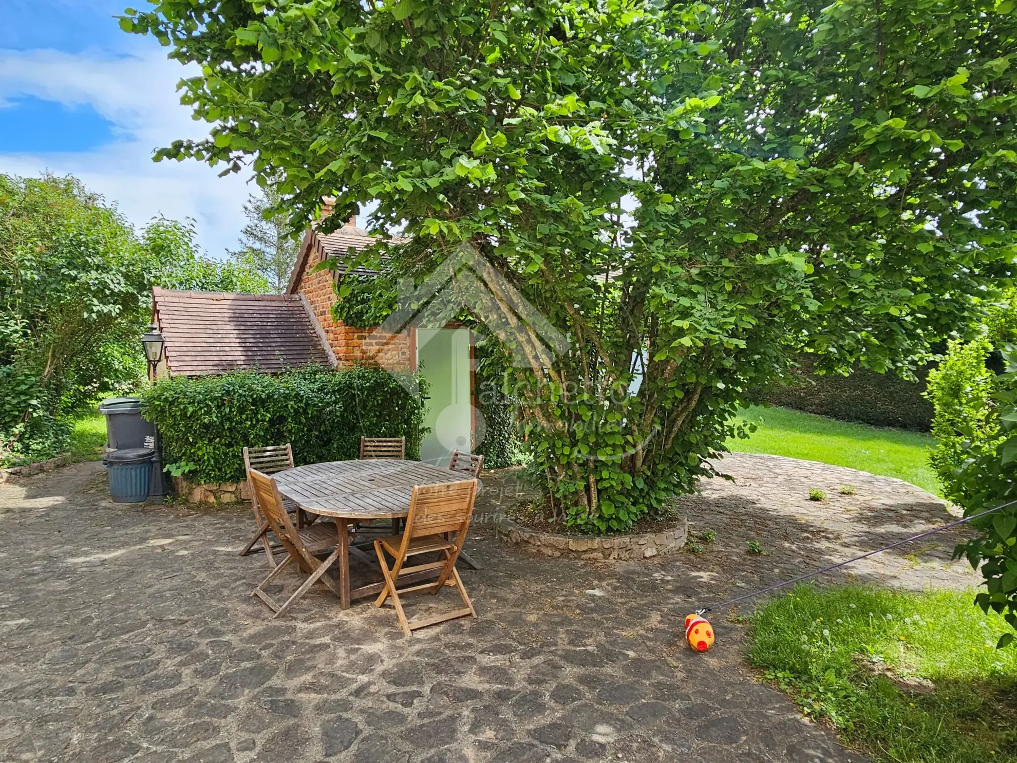 Maison de caractère de 260 m² avec terrain à Vaumas, proche Parc Le Pal 