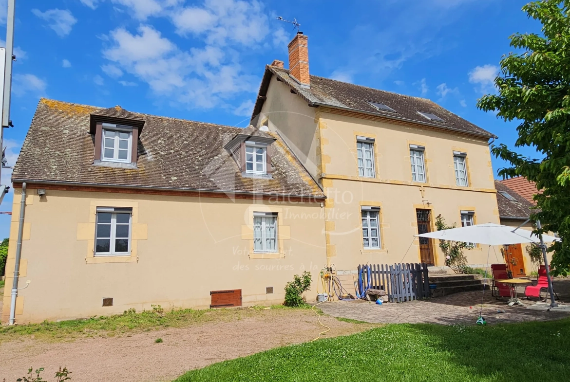 Maison de caractère de 260 m² avec terrain à Vaumas, proche Parc Le Pal 
