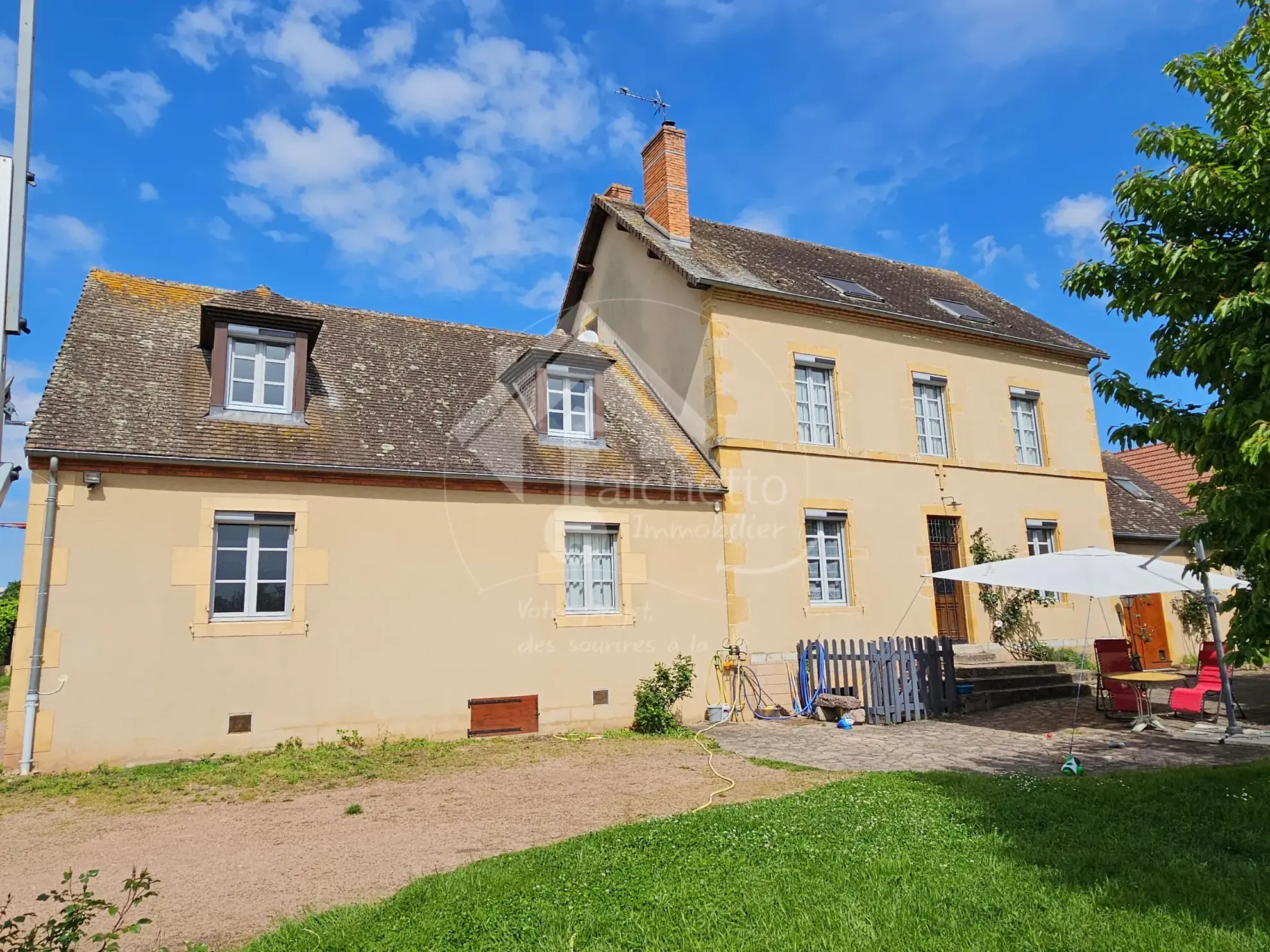 Maison de caractère de 260 m² avec terrain à Vaumas, proche Parc Le Pal 