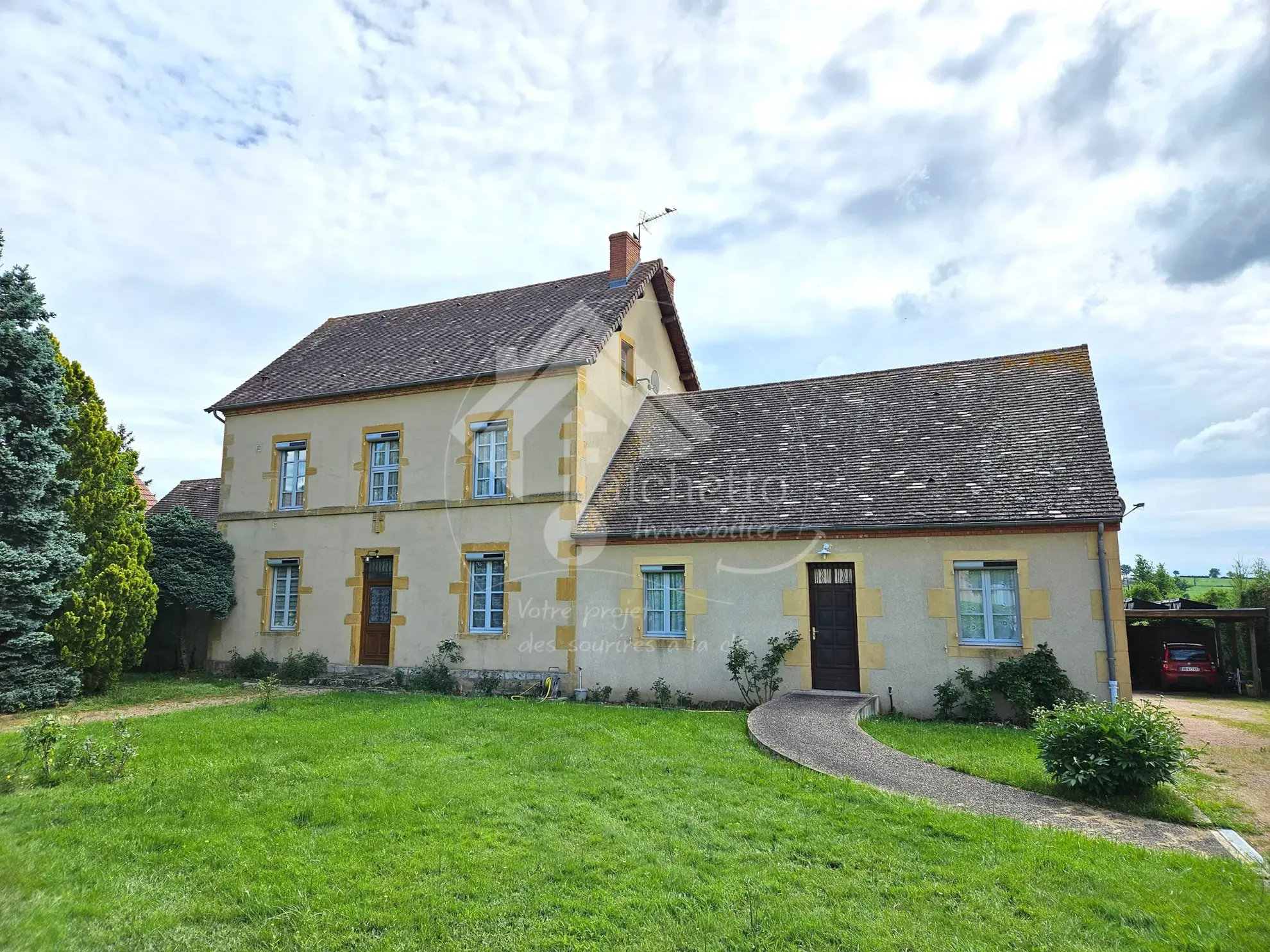 Maison de caractère de 260 m² avec terrain à Vaumas, proche Parc Le Pal 
