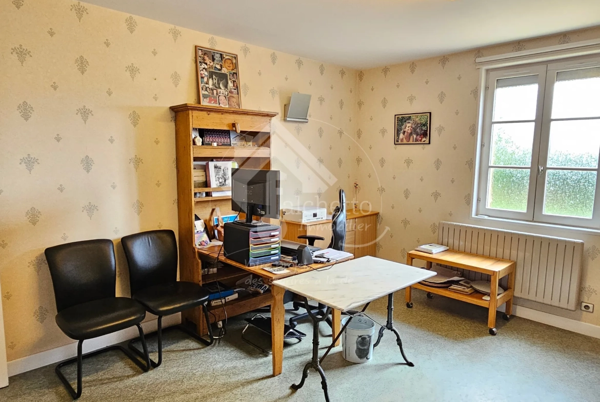 Maison de caractère de 260 m² avec terrain à Vaumas, proche Parc Le Pal 