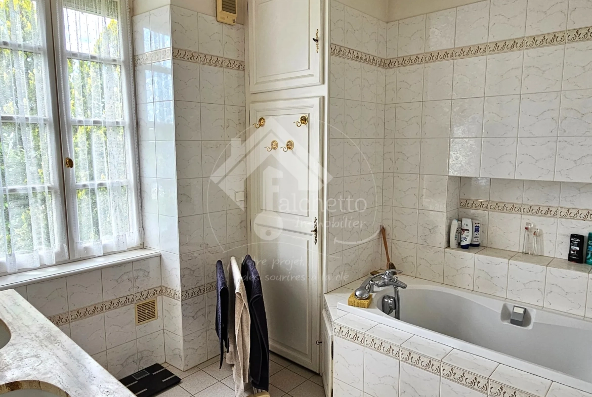 Maison de caractère de 260 m² avec terrain à Vaumas, proche Parc Le Pal 