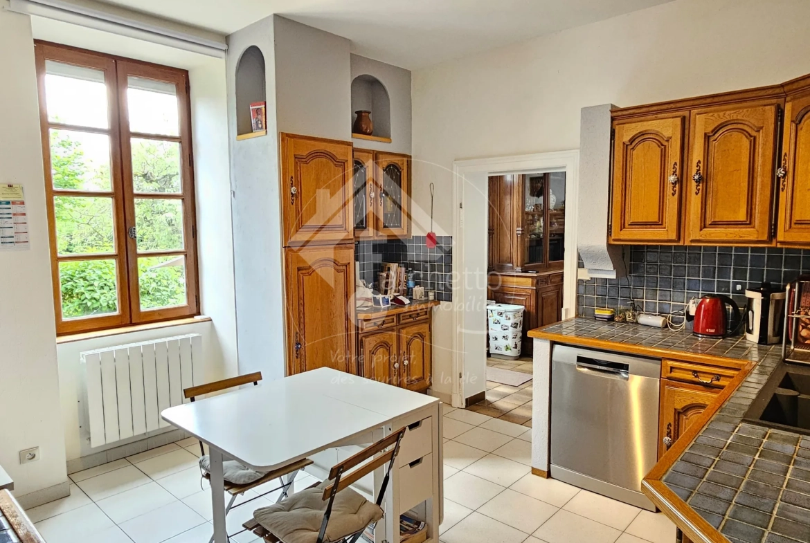 Maison de caractère de 260 m² avec terrain à Vaumas, proche Parc Le Pal 