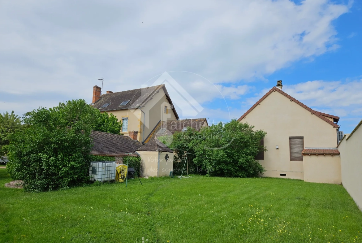 Maison de caractère de 260 m² avec terrain à Vaumas, proche Parc Le Pal 