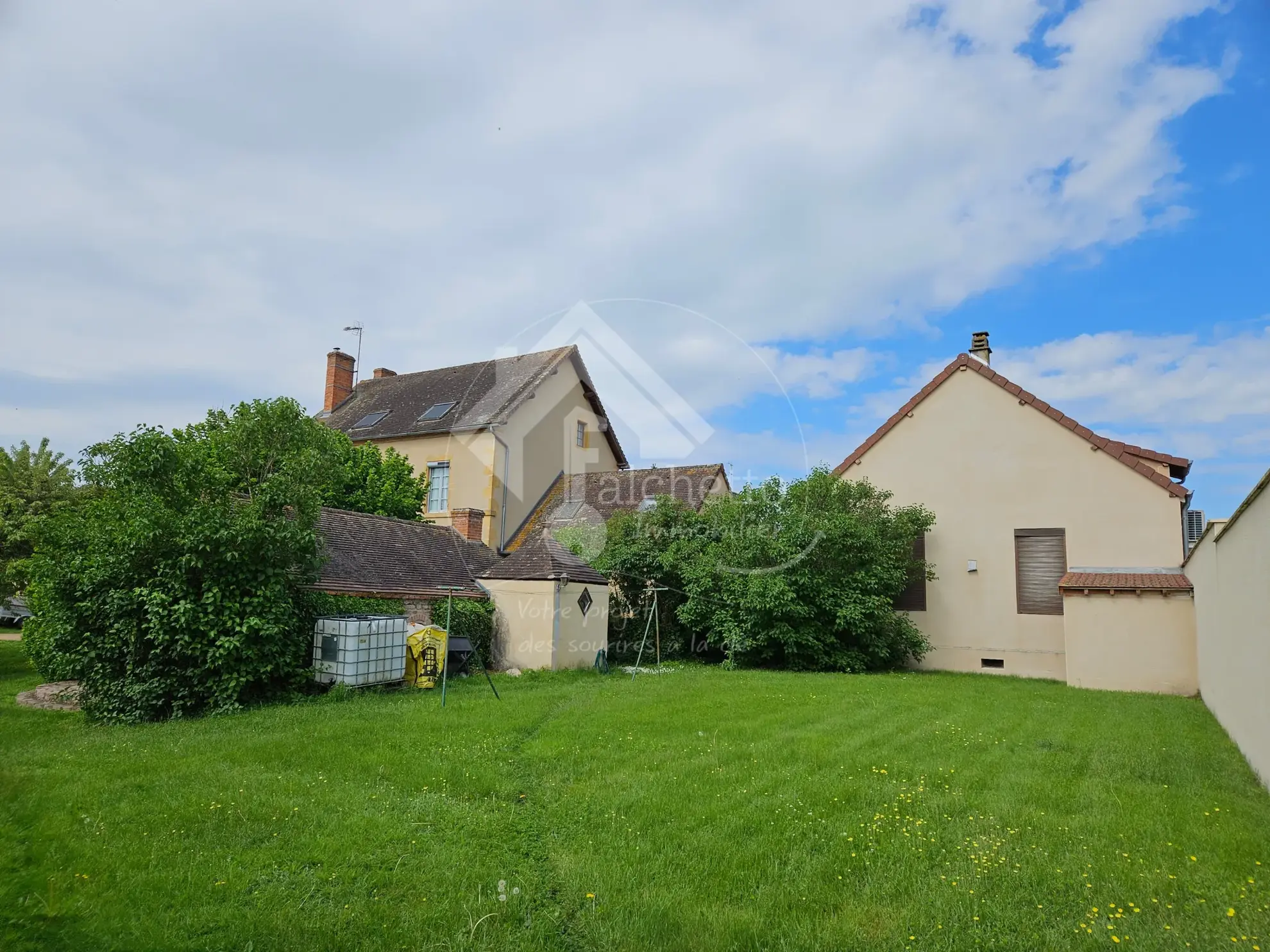 Maison de caractère de 260 m² avec terrain à Vaumas, proche Parc Le Pal 