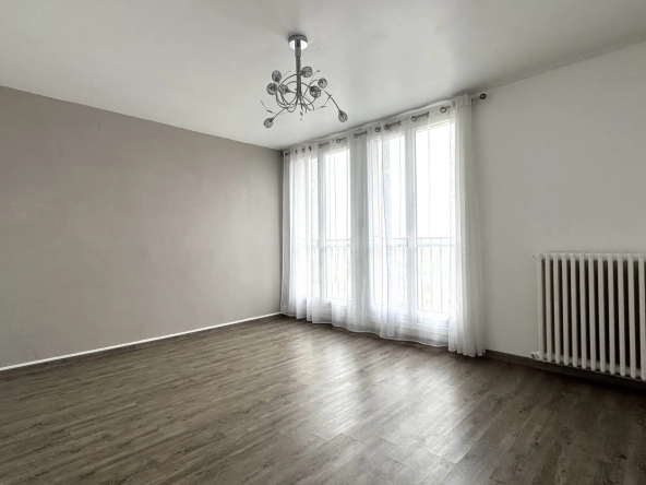 A vendre appartement 4 pièces à Meaux, dernier étage, proche parc du Patis