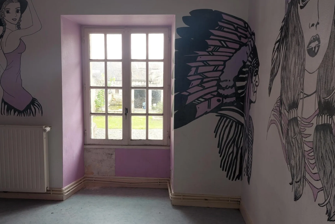 Maison à rénover avec 4 chambres, jardin et garage à Saint Rémy - 79410 