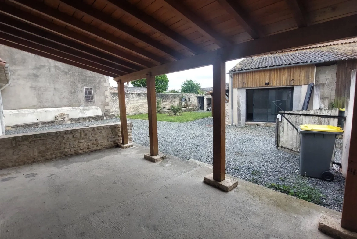 Maison à rénover avec 4 chambres, jardin et garage à Saint Rémy - 79410 