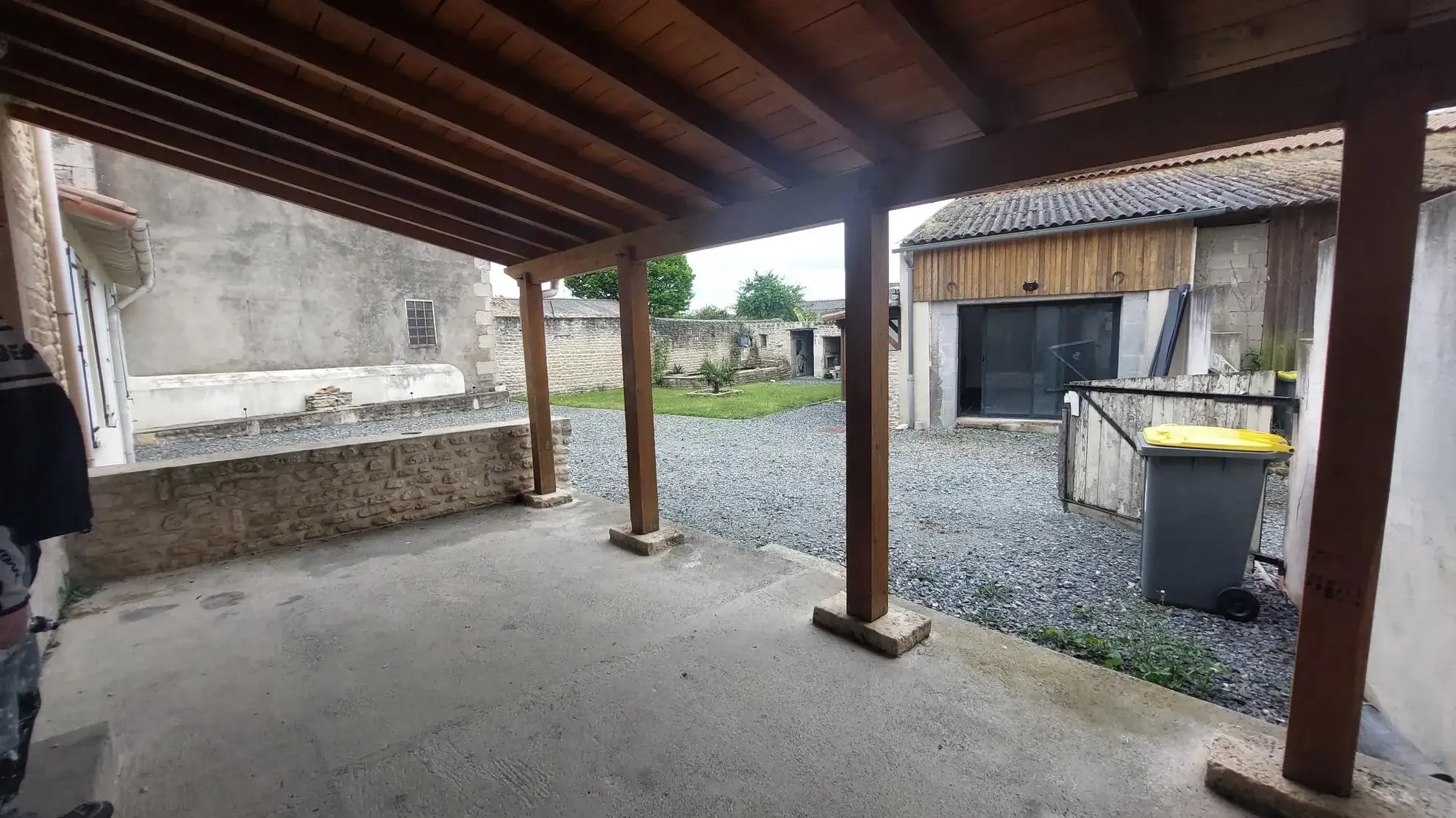Maison à rénover avec 4 chambres, jardin et garage à Saint Rémy - 79410 