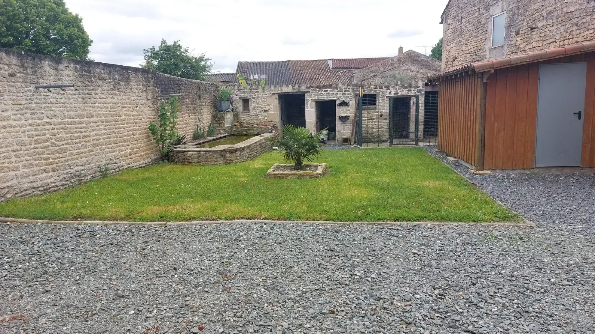 Maison à rénover avec 4 chambres, jardin et garage à Saint Rémy - 79410 
