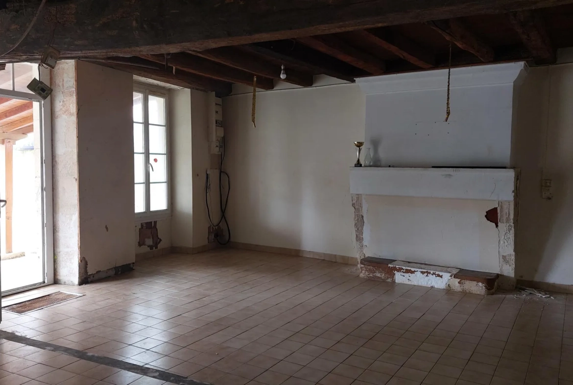 Maison à rénover avec 4 chambres, jardin et garage à Saint Rémy - 79410 