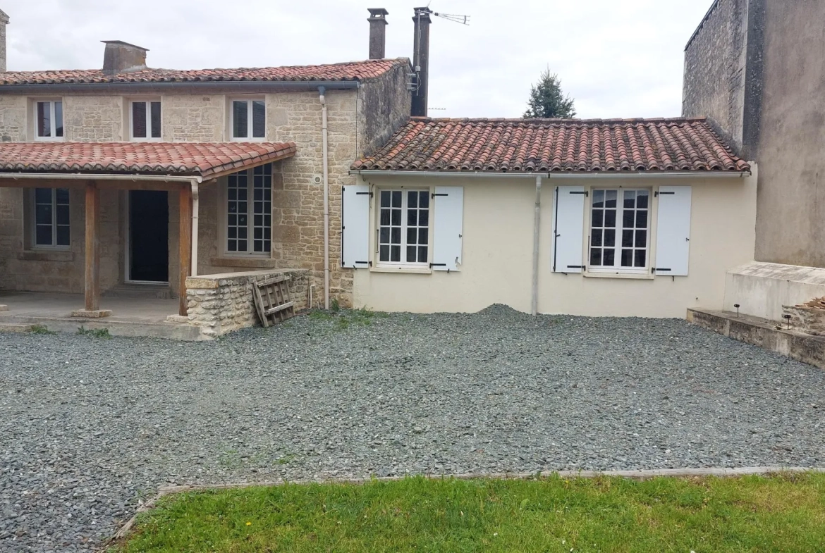 Maison à rénover avec 4 chambres, jardin et garage à Saint Rémy - 79410 