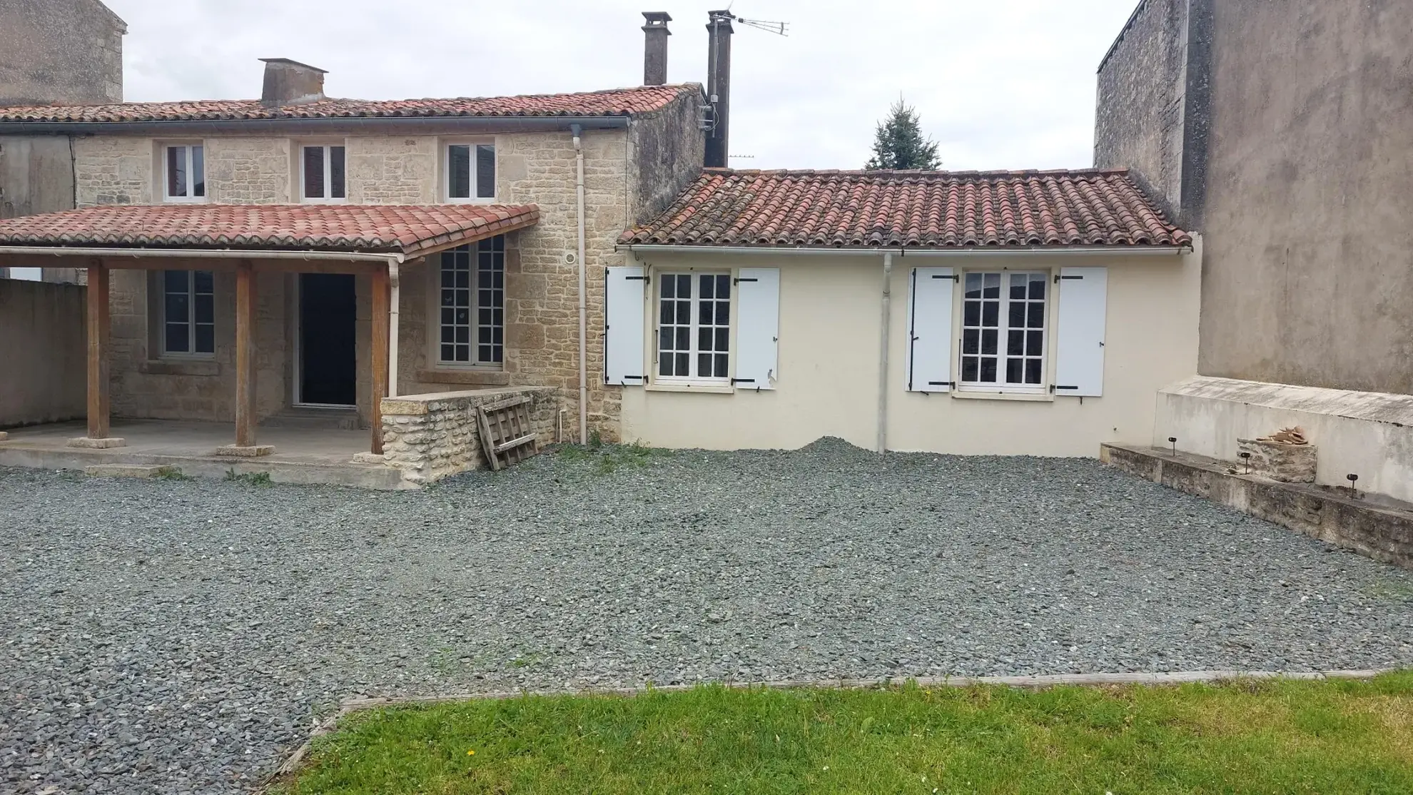 Maison à rénover avec 4 chambres, jardin et garage à Saint Rémy - 79410 