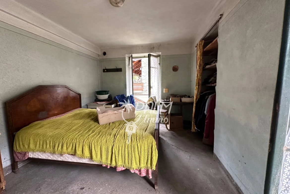 Maison en pierre à rénover avec terrain à Saint-Etienne-de-Tinée, vue montagne 