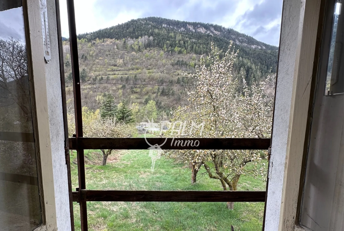 Maison en pierre à rénover avec terrain à Saint-Etienne-de-Tinée, vue montagne 
