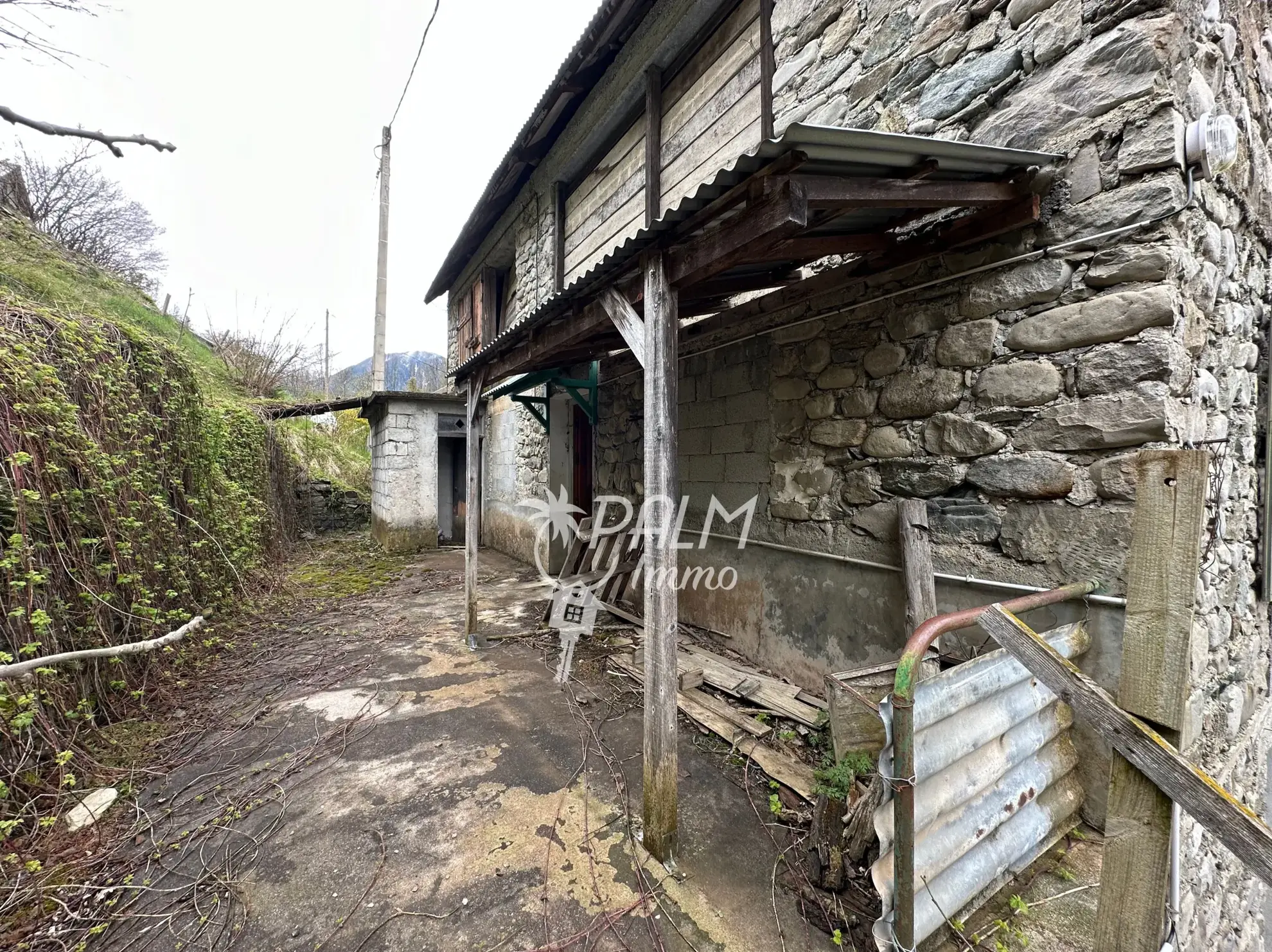 Maison en pierre à rénover avec terrain à Saint-Etienne-de-Tinée, vue montagne 