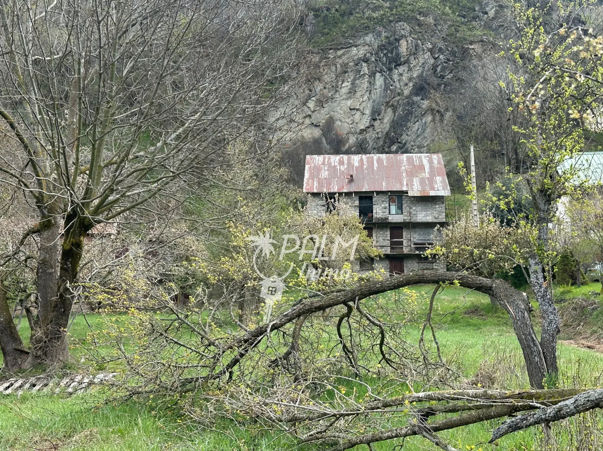 Maison en pierre à rénover avec terrain à Saint-Etienne-de-Tinée, vue montagne 