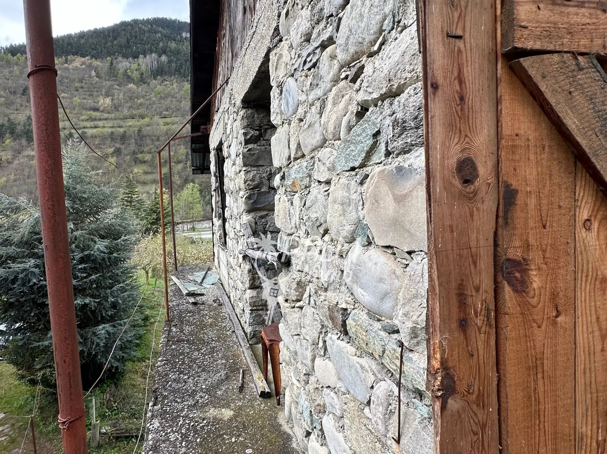 Maison en pierre à rénover avec terrain à Saint-Etienne-de-Tinée, vue montagne 