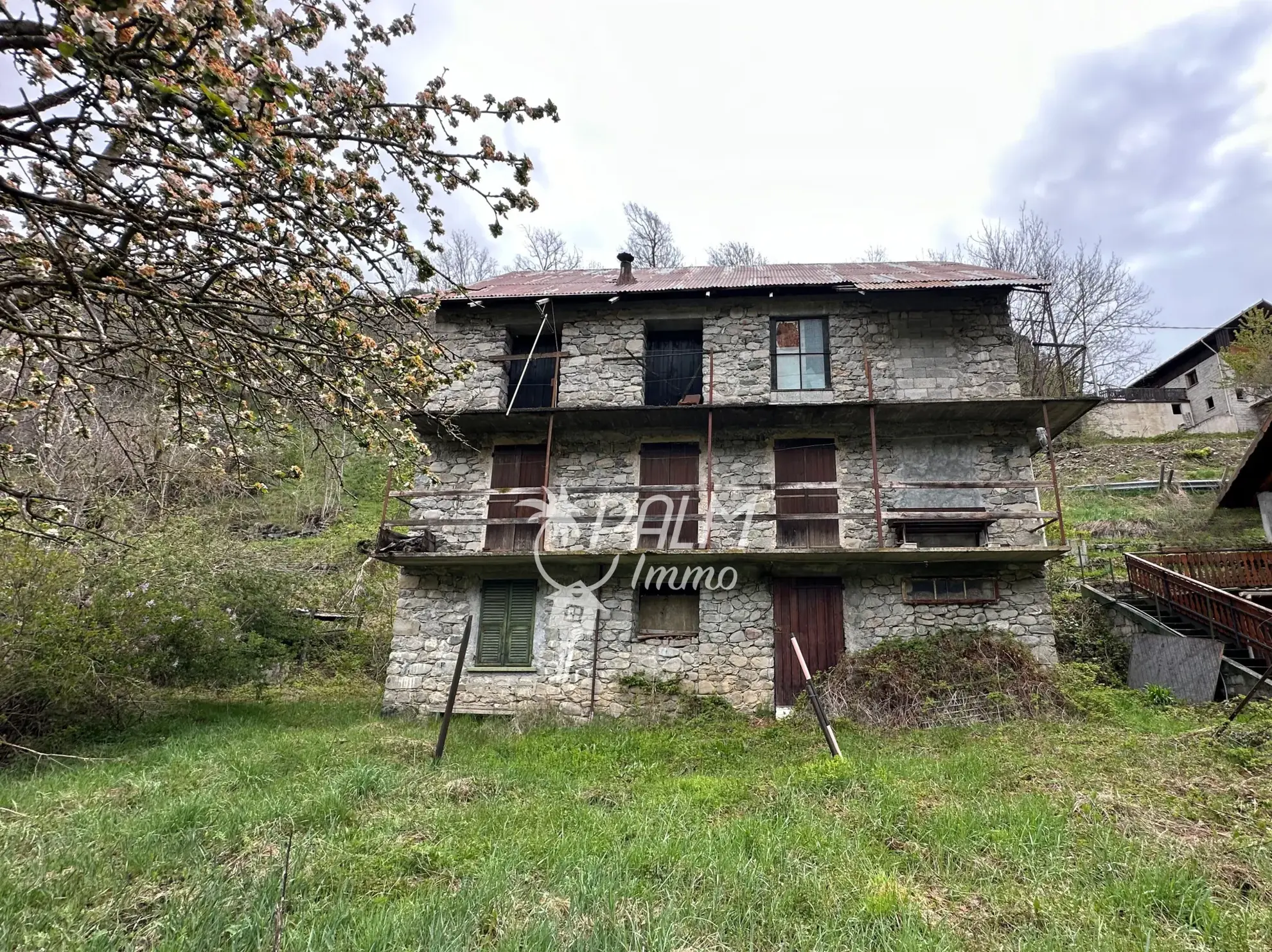 Maison en pierre à rénover avec terrain à Saint-Etienne-de-Tinée, vue montagne 