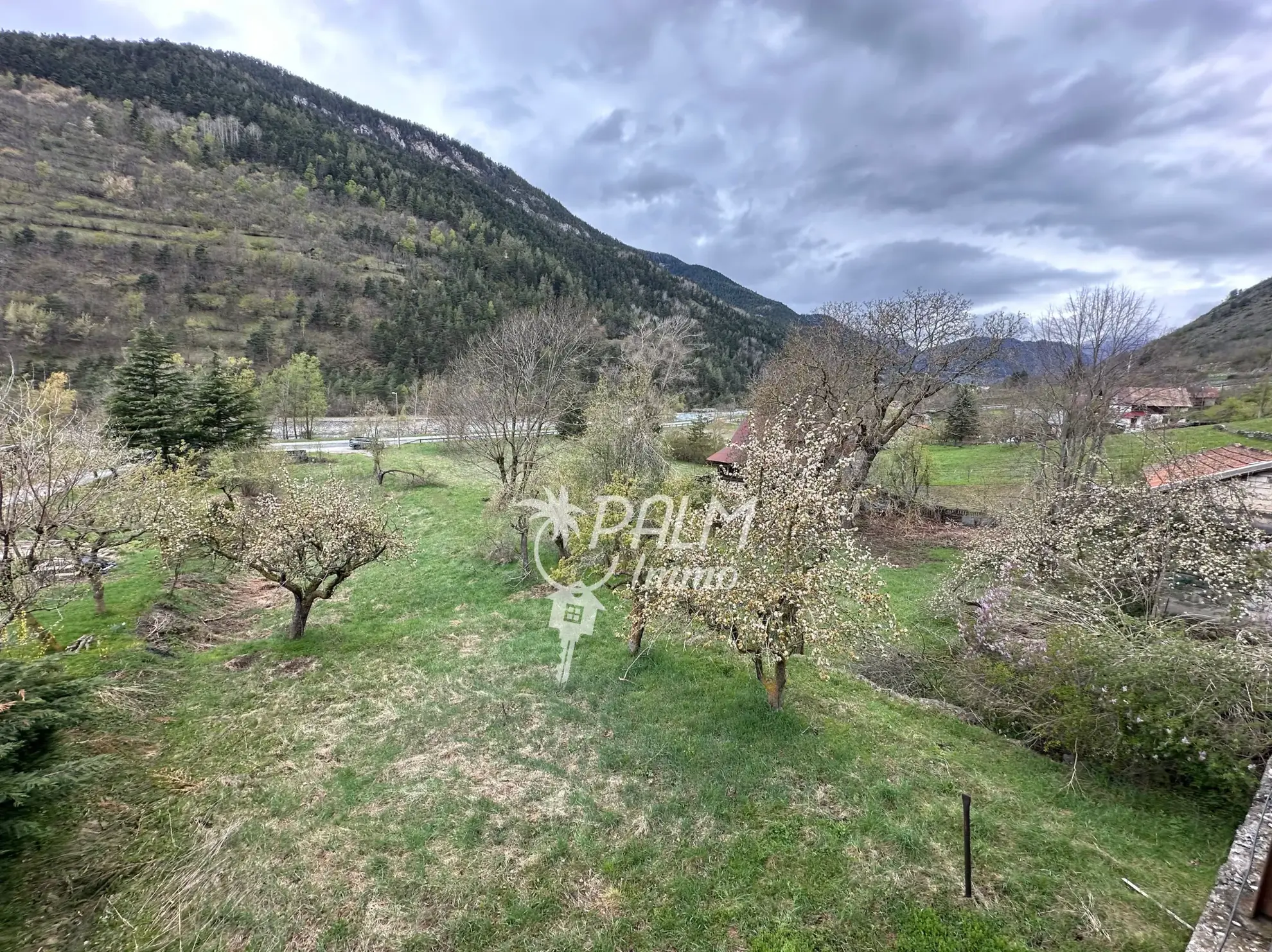 Maison en pierre à rénover avec terrain à Saint-Etienne-de-Tinée, vue montagne 