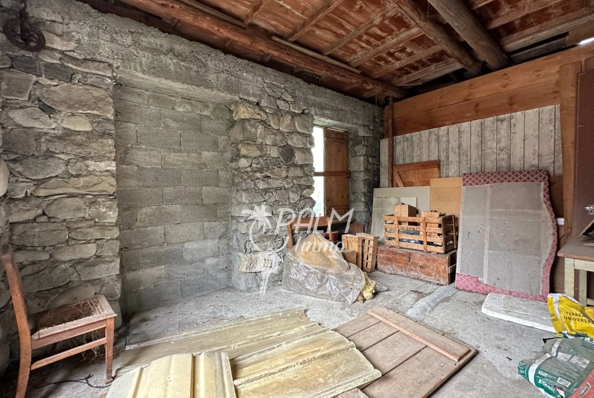 Maison en pierre à rénover avec terrain à Saint-Etienne-de-Tinée, vue montagne 