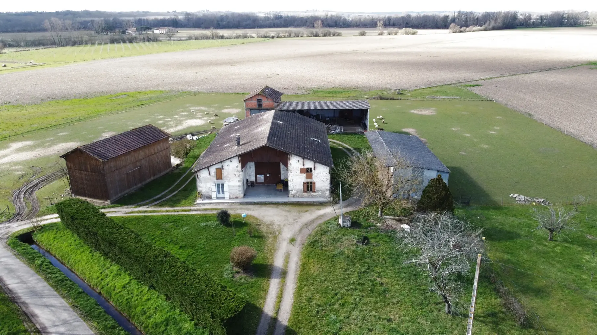 Maison en pierre avec grand hangar à Marmande avec espace de stockage de 650m² 