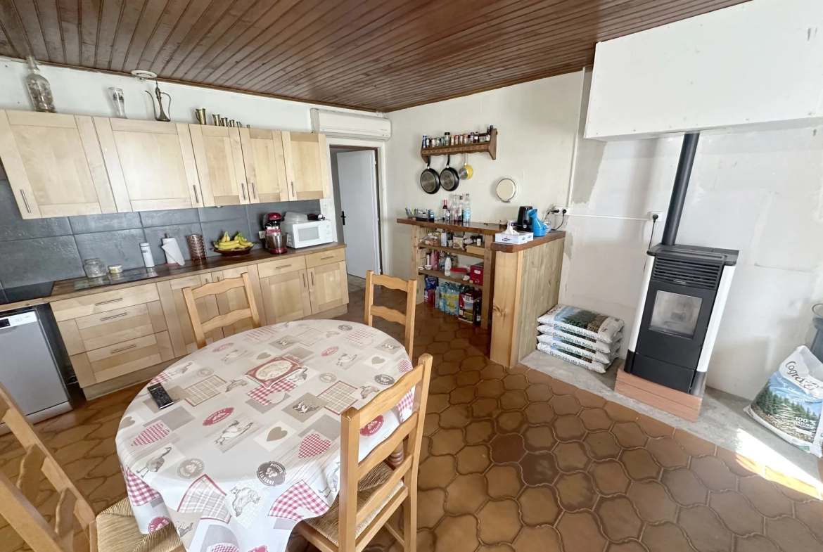 Maison en pierre avec grand hangar à Marmande avec espace de stockage de 650m² 