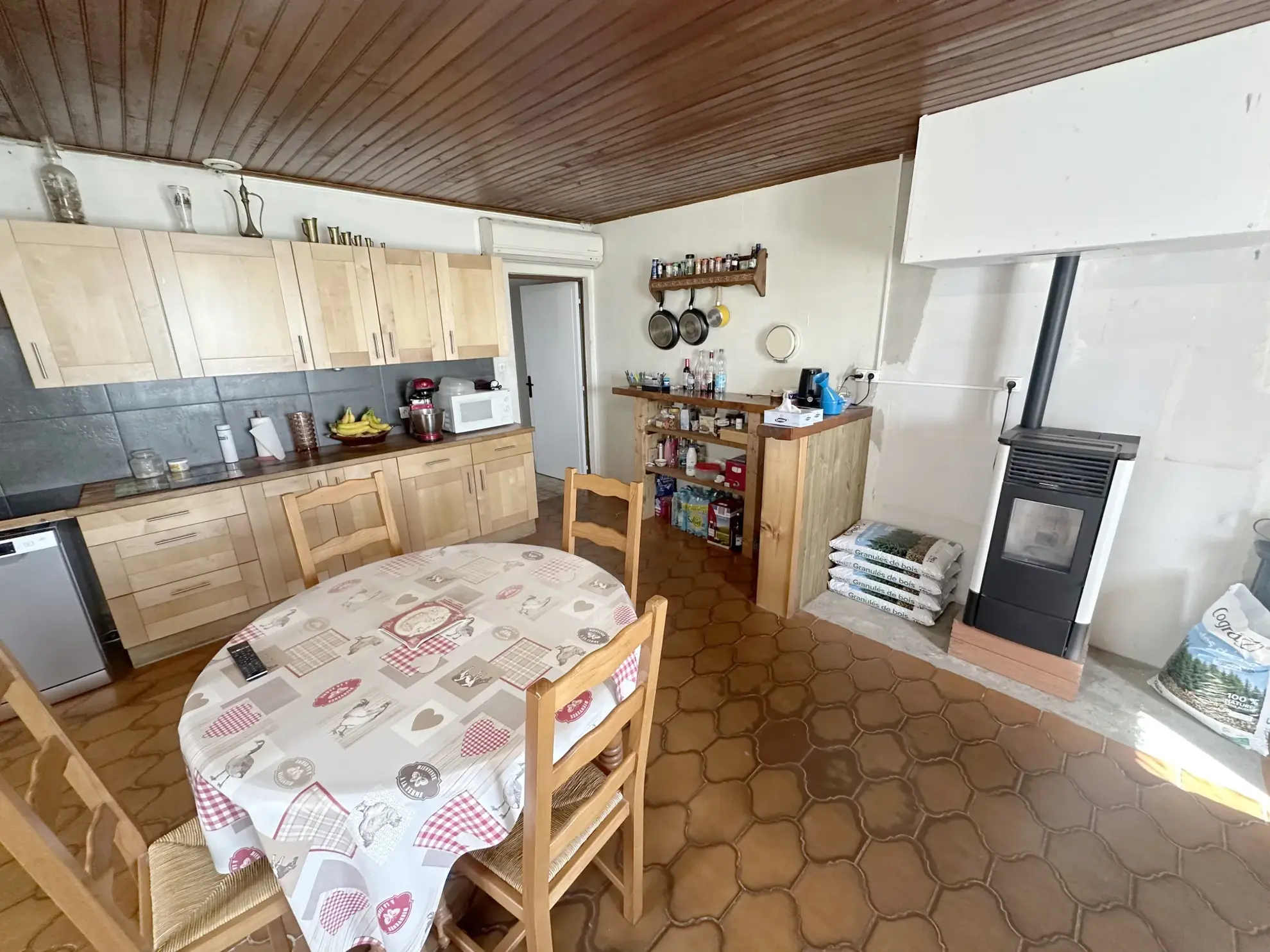 Maison en pierre avec grand hangar à Marmande avec espace de stockage de 650m² 