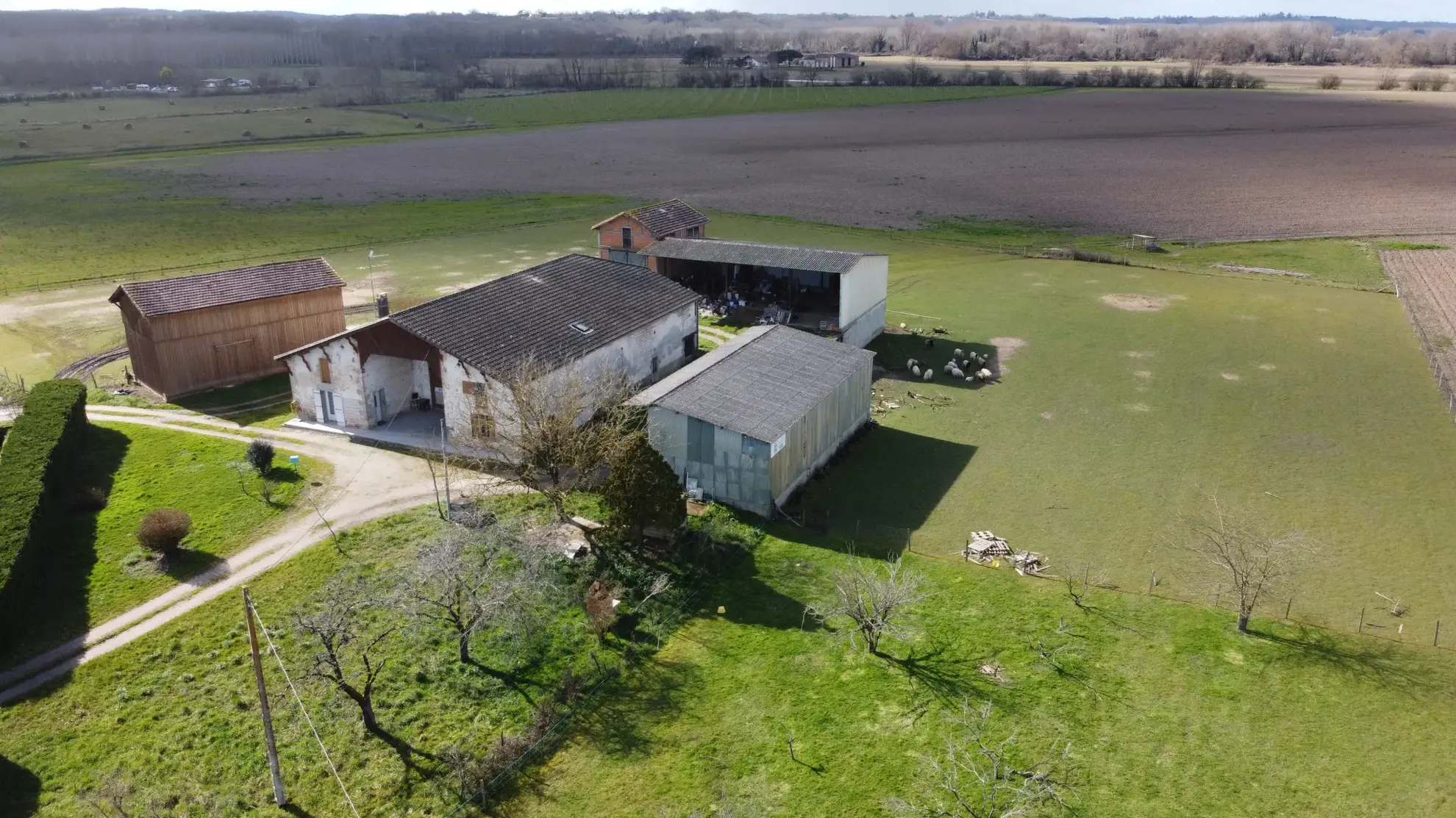 Maison en pierre avec grand hangar à Marmande avec espace de stockage de 650m² 