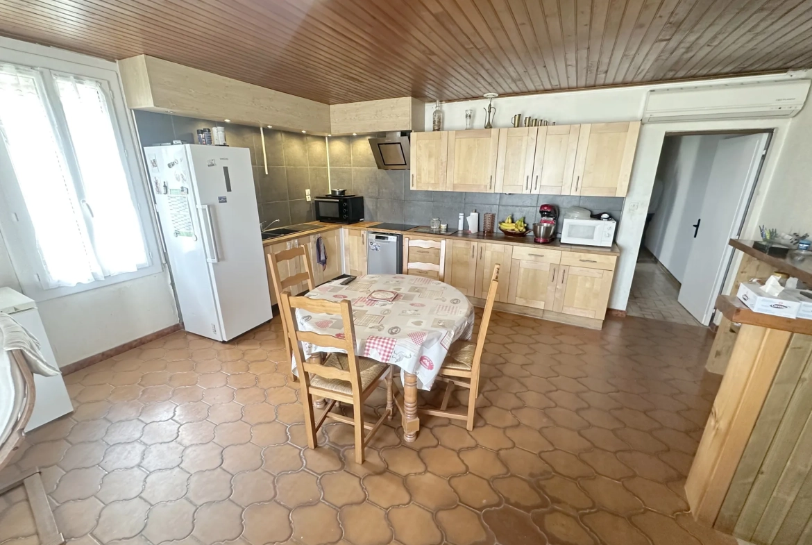 Maison en pierre avec grand hangar à Marmande avec espace de stockage de 650m² 